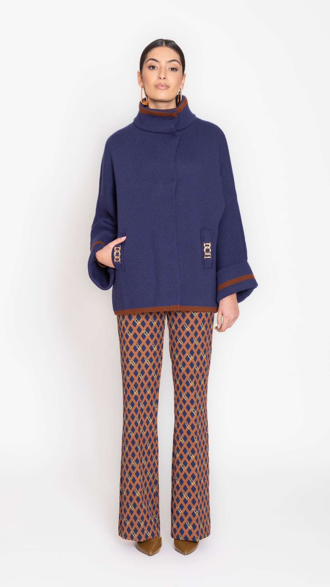 META - CAPPOTTO IN MAGLIA CON ACCESSORIO ORO